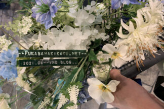 夏の店頭アレンジメント　花を使ったVMD